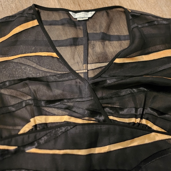 Sheer top with flowy sleeves - Picture 2 of 5